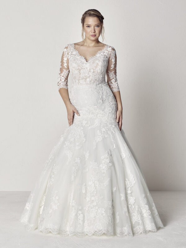 Evelyn Pronovias Plus size wedding dress