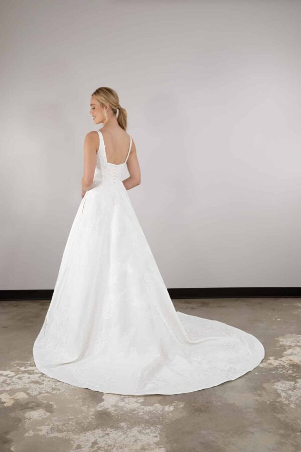 picture of back of wedding dress d3965
