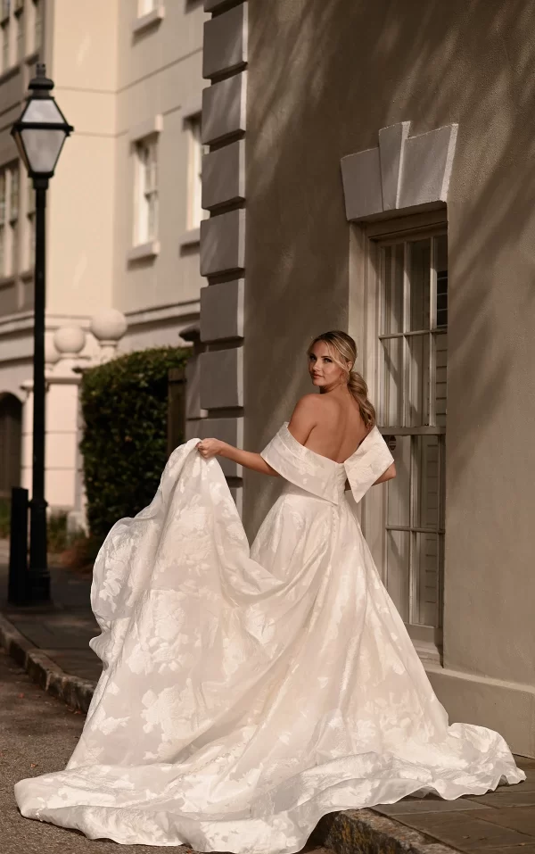 picture of wedding dress D3971 back