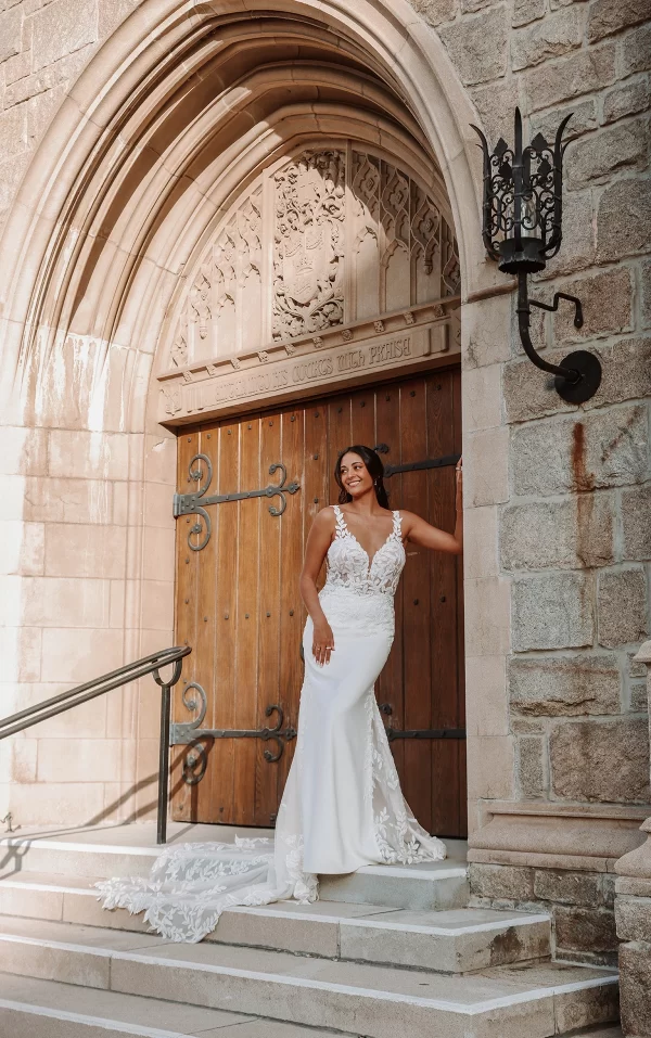 picture of wedding dress D4037 in crepe with leaf straps